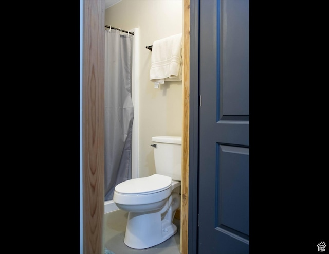 full bathroom featuring toilet and a shower with curtain