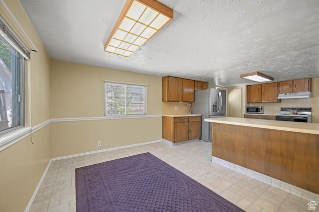 336 W 200 N, Bountiful, UT 84010 - kitchen featuring stainless steel appliances, light countertops, baseboards, and brown cabinets