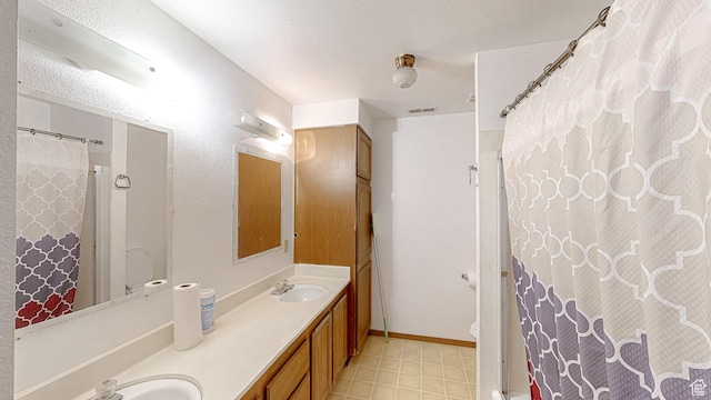 full bathroom featuring curtained shower, double vanity, visible vents, and a sink