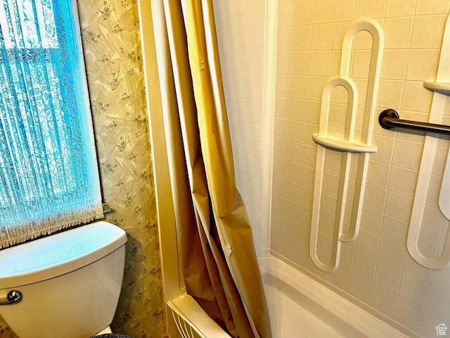 1150 W Red Hills Pkwy Unit 21, Washington, UT 84780 - bathroom featuring toilet, curtained shower, and wallpapered walls