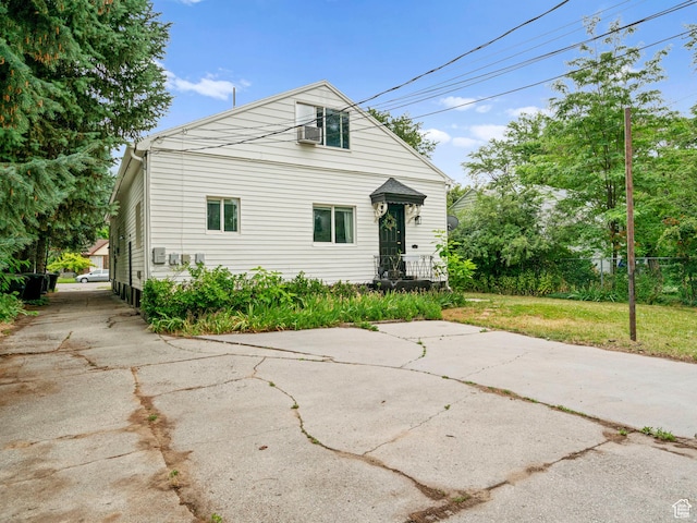 view of front of property with driveway