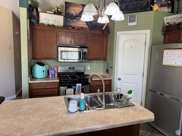 532 N 300 E, Roosevelt, UT 84066 - kitchen with a sink, an inviting chandelier, stainless steel appliances, light countertops, and baseboards