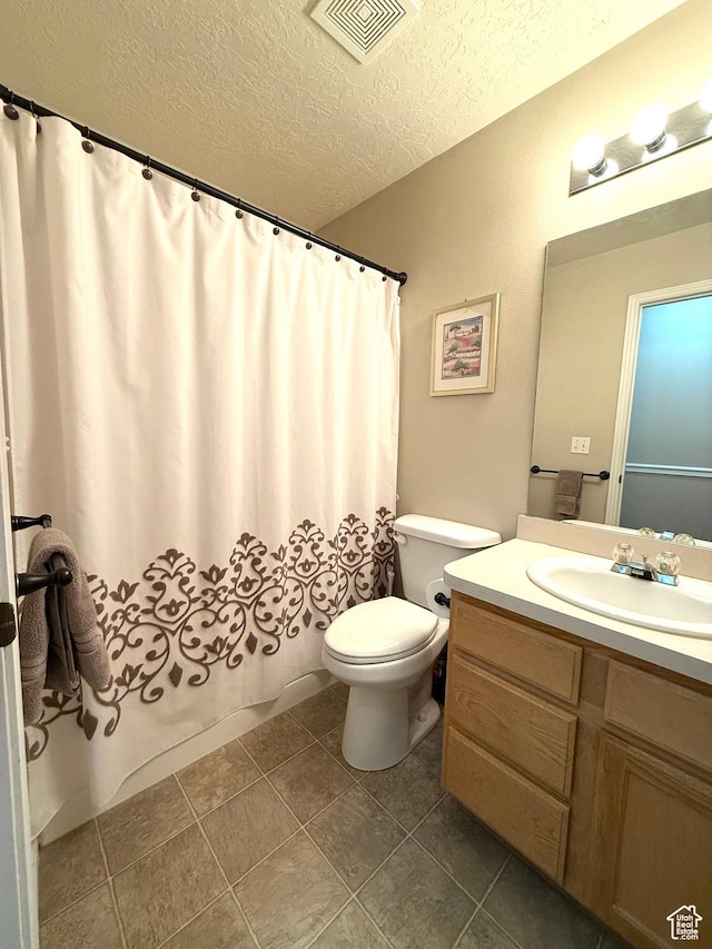909 E 1520 N, American Fork, UT 84003 - bathroom with a textured ceiling, toilet, vanity, and shower / bath combo with shower curtain