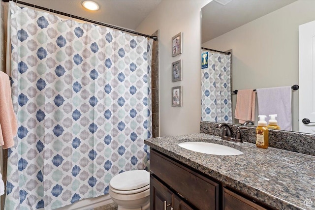 full bathroom featuring vanity, a shower with shower curtain, and toilet