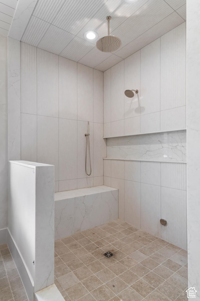 bathroom featuring a tile shower