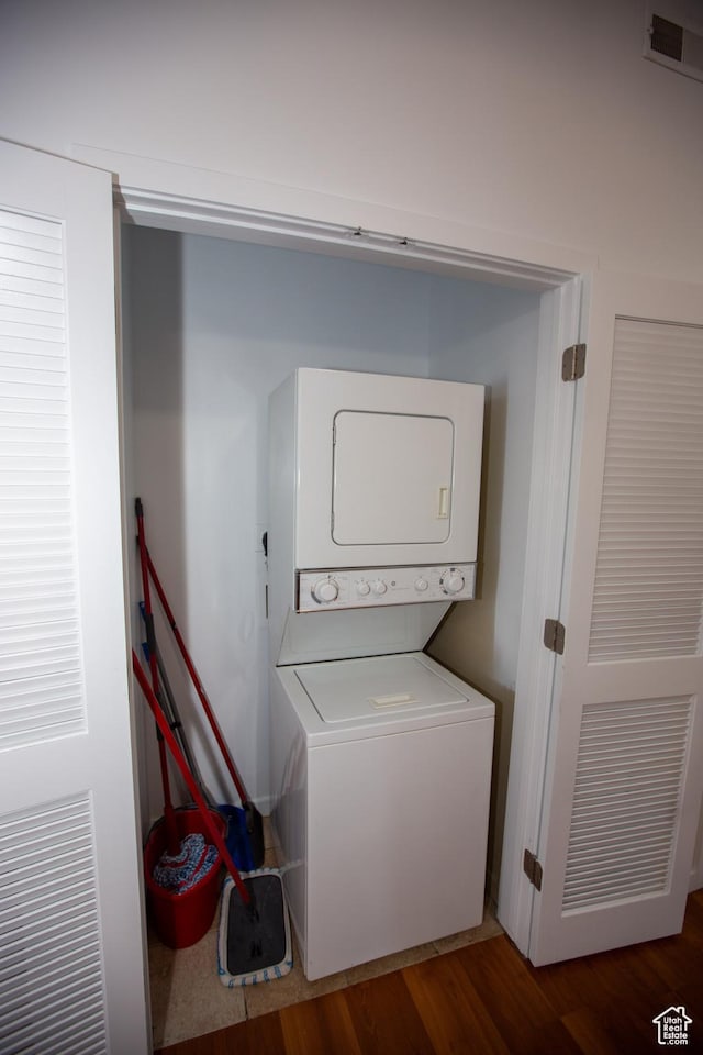 2150 S Main St Unit 514, Salt Lake City, UT 84115 - laundry room with stacked washing maching and dryer, visible vents, wood finished floors, and laundry area