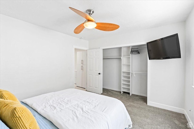 carpeted bedroom featuring baseboards, a ceiling fan, and a closet