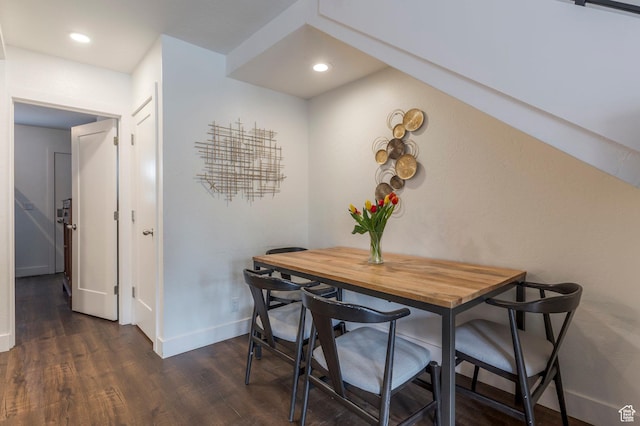 dining area featuring recessed lighting, baseboards, and dark wood-style flooring