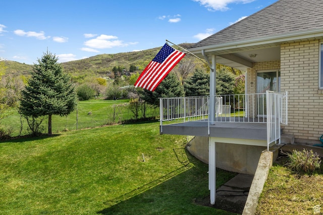 view of yard featuring a mountain view