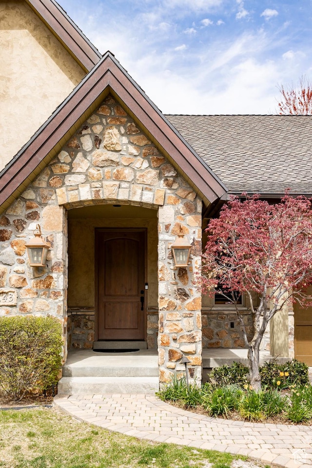 3143 E Bavarian Ct, Cottonwood Heights, UT 84093 - doorway to property featuring stone siding and a shingled roof