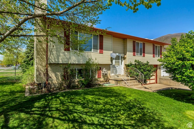 386 W 1125 N, Centerville, UT 84014 - bi-level home with fence, a front lawn, and a mountain view