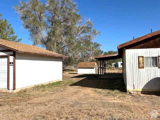 view of yard with an outdoor structure