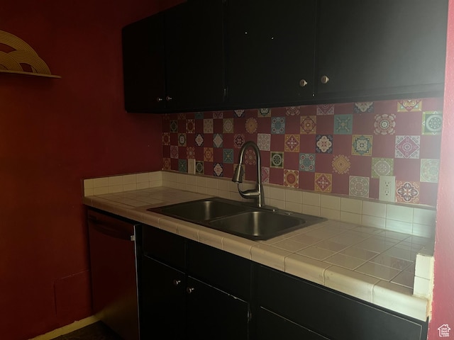 416 E Creekside Cir Unit C, Murray, UT 84107 - kitchen featuring dark cabinets, decorative backsplash, a sink, and dishwashing machine