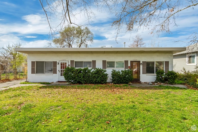 single story home with a front lawn