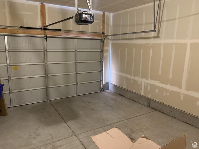 9372 N Scenic Mountain Dr W, Eagle Mountain, UT 84005 - garage featuring a garage door opener