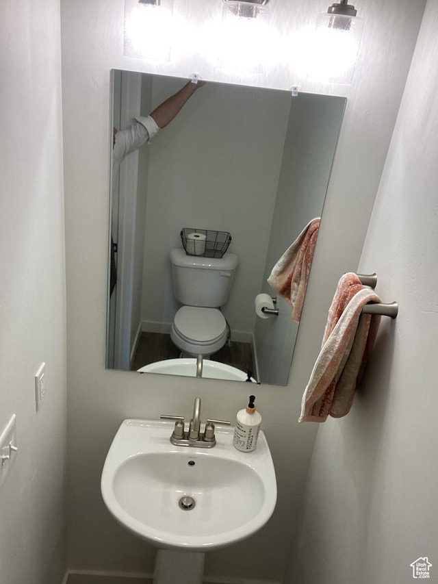 9372 N Scenic Mountain Dr W, Eagle Mountain, UT 84005 - half bath featuring toilet and a sink