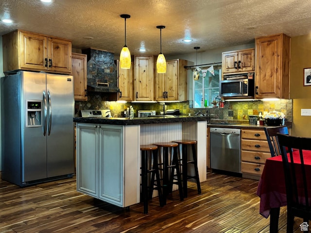 9762 S 3350 W, Payson, UT 84651 - kitchen with dark wood-type flooring, dark countertops, a textured ceiling, and stainless steel appliances