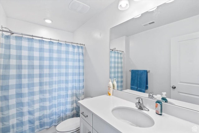 full bathroom featuring toilet, a shower with curtain, vanity, and visible vents
