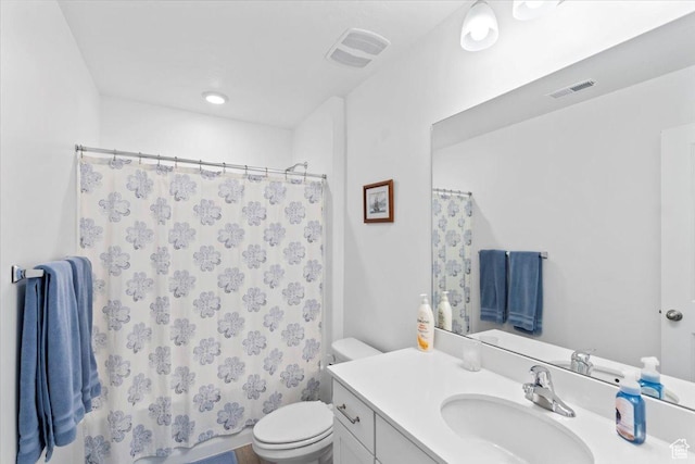 full bath with toilet, a shower with curtain, vanity, and visible vents