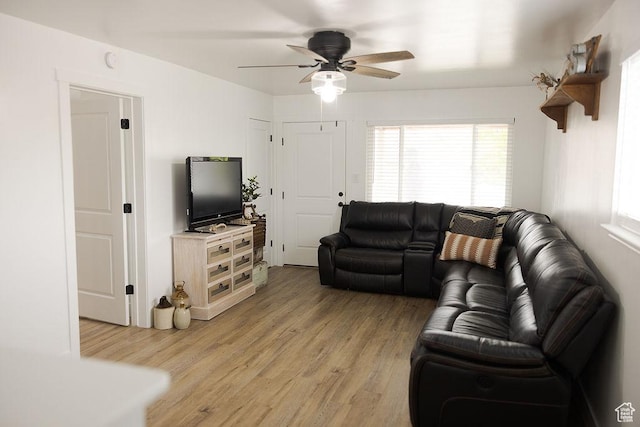 living area with light wood-type flooring and a ceiling fan