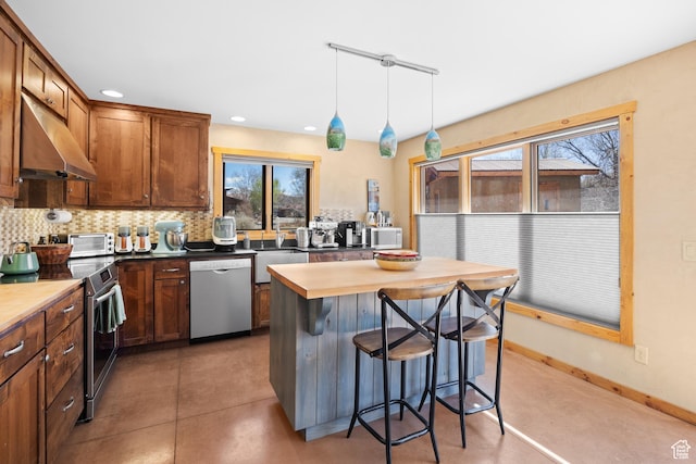 674 E Dragon Fly Trl, Moab, UT 84532 - kitchen with decorative backsplash, under cabinet range hood, stainless steel appliances, and a breakfast bar area