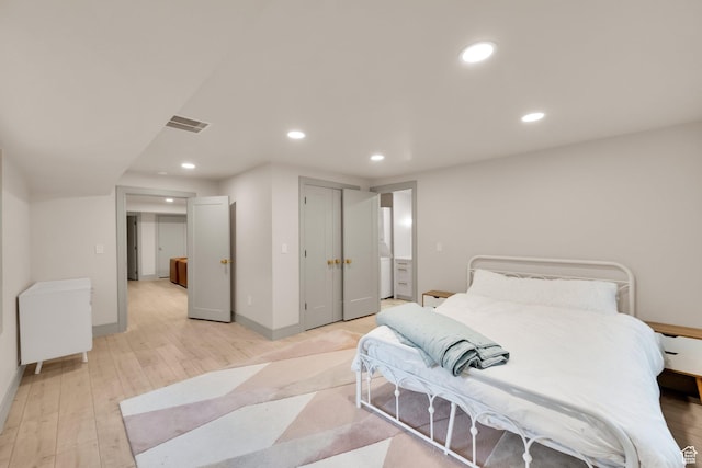 bedroom featuring light wood finished floors, baseboards, recessed lighting, and visible vents