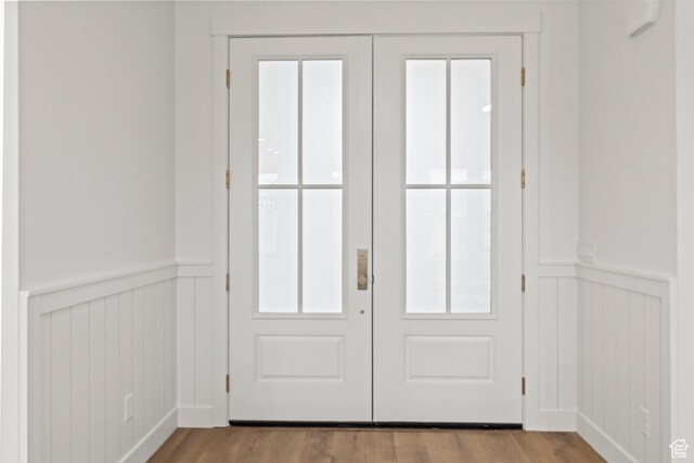 949 W Torrey Pines Dr, Richfield, UT 84701 - doorway to outside featuring a wainscoted wall, wood finished floors, and a decorative wall