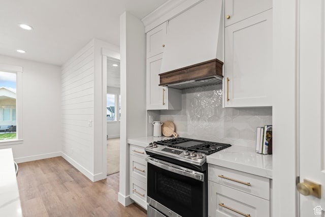 949 W Torrey Pines Dr, Richfield, UT 84701 - kitchen with stainless steel range with gas cooktop, tasteful backsplash, light wood-type flooring, baseboards, and light countertops