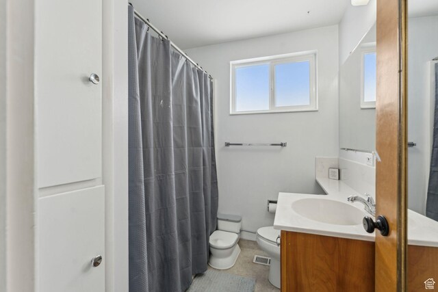 374 S Fairlane, Tooele, UT 84074 - bathroom featuring visible vents, toilet, vanity, a shower with curtain, and baseboards