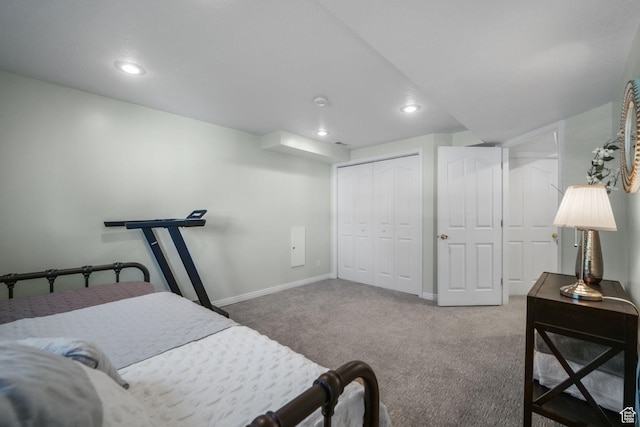 bedroom featuring carpet floors, baseboards, recessed lighting, and a closet
