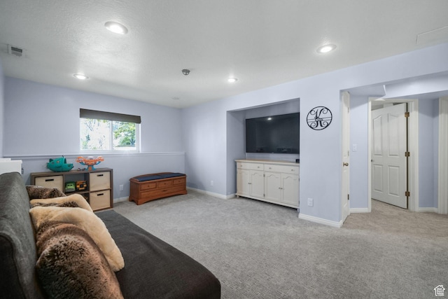 living area featuring light carpet, baseboards, visible vents, and recessed lighting