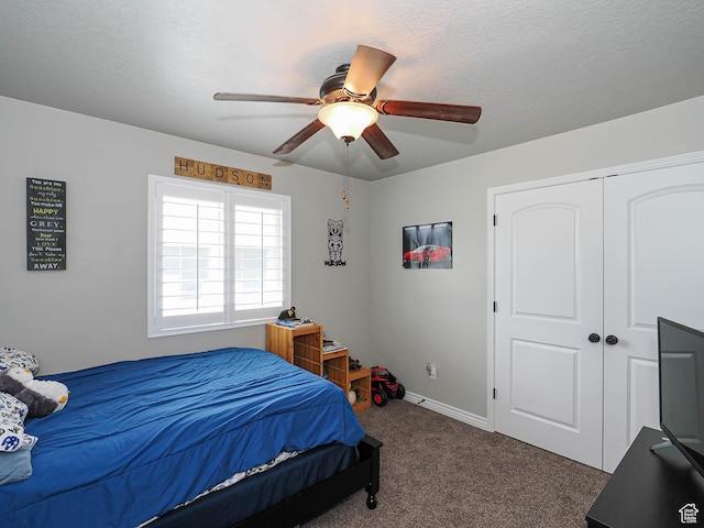 bedroom with baseboards, a ceiling fan, carpet flooring, and a closet