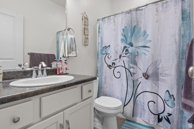 full bath with vanity, a shower with shower curtain, and toilet