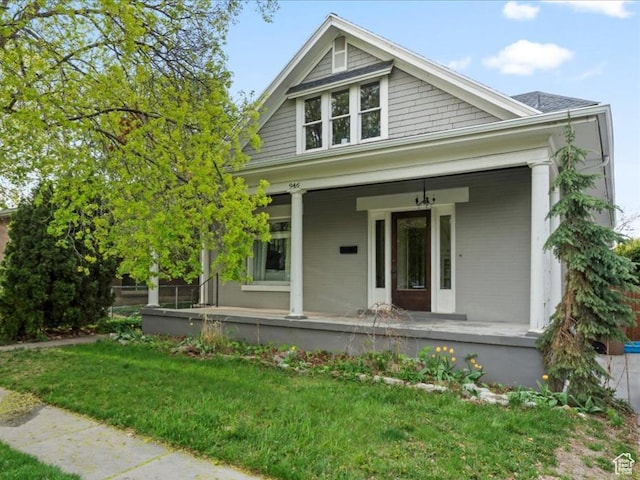 view of front facade featuring a porch and a front yard