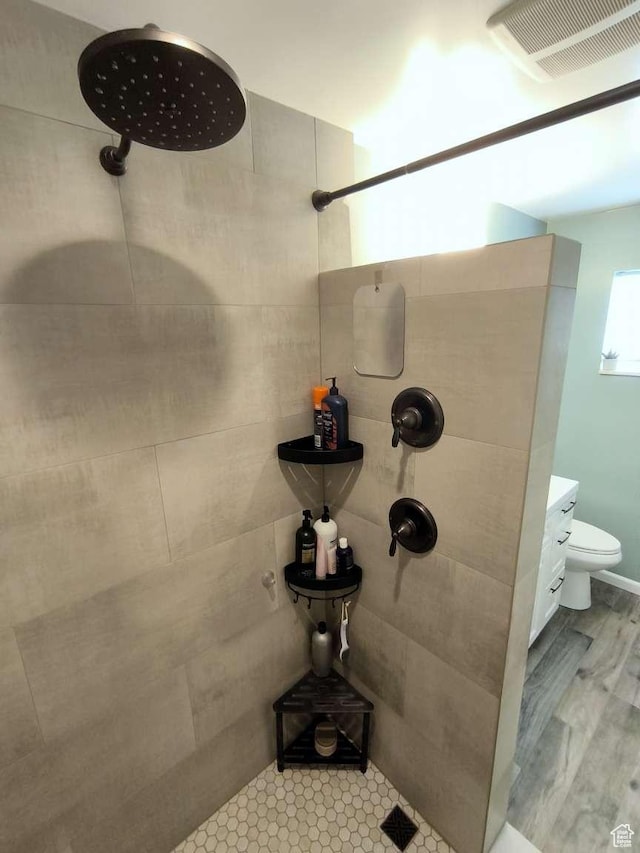 410 E 500 N, Ephraim, UT 84627 - full bathroom with wood finished floors, visible vents, and tiled shower