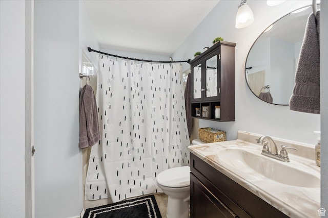 full bathroom featuring vanity, a shower with curtain, and toilet