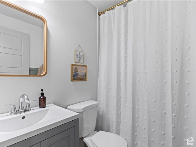 full bathroom with toilet, a shower with curtain, and vanity