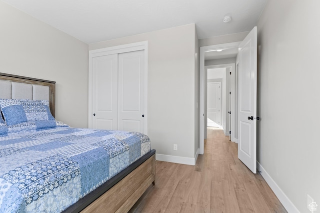 315 W Camino Borde, Washington, UT 84780 - bedroom with baseboards, light wood-style floors, and a closet