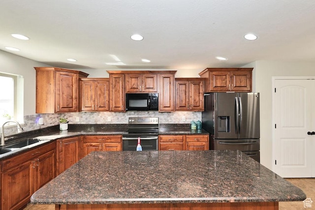 1410 S 4100 W, Syracuse, UT 84075 - kitchen with recessed lighting, a sink, stainless steel appliances, decorative backsplash, and a center island