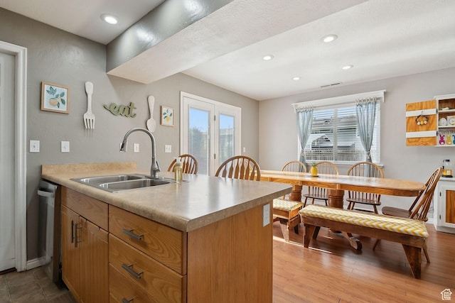 472 W 330 S, American Fork, UT 84003 - kitchen with light countertops, a sink, baseboards, visible vents, and a peninsula