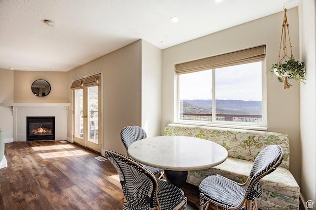 dining space featuring visible vents, recessed lighting, wood finished floors, and a fireplace