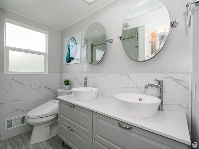123 Lynnwood Dr, Clearfield, UT 84015 - bathroom with a sink, visible vents, wainscoting, and tile walls