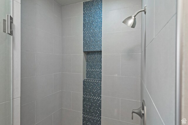 11274 S Eagle View Dr, Sandy, UT 84092 - full bath featuring tiled shower