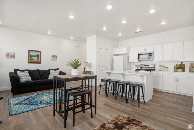 5801 S Garnet Dr Unit 2-301, St George, UT 84790 - dining area featuring light wood-style floors, recessed lighting, and visible vents