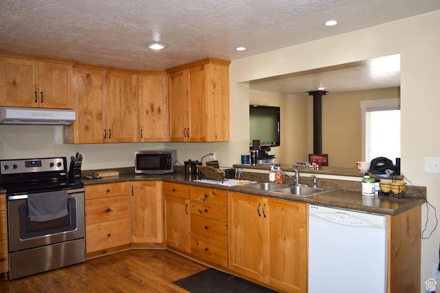 5859 E Ashley Creek Rd S, Vernal, UT 84078 - kitchen featuring stainless steel appliances, under cabinet range hood, a sink, dark wood-style flooring, and a textured ceiling