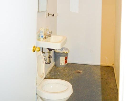 5859 E Ashley Creek Rd S, Vernal, UT 84078 - half bath featuring toilet and a sink