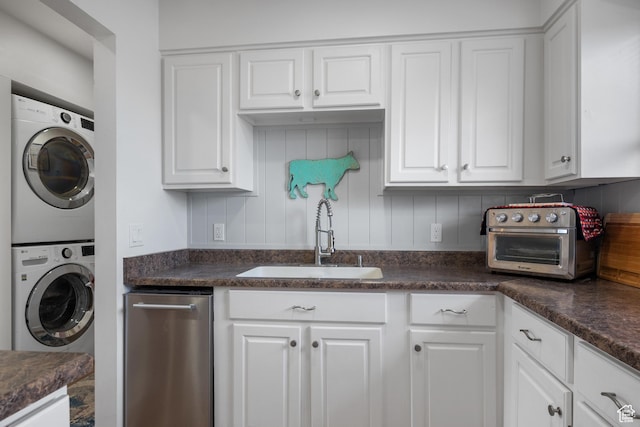 501 Valley View Dr, Tooele, UT 84074 - washroom featuring a toaster, stacked washer / drying machine, and a sink