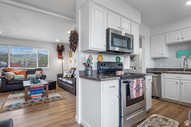 501 Valley View Dr, Tooele, UT 84074 - kitchen featuring open floor plan, stainless steel appliances, light wood-type flooring, and a sink