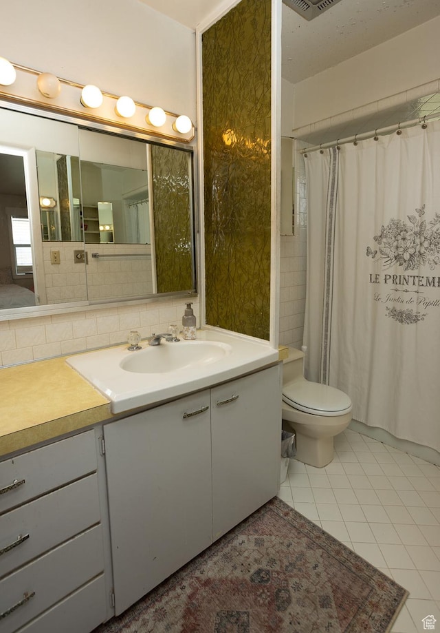 815 S Annabella Rd, Richfield, UT 84701 - full bath featuring tile patterned floors, toilet, vanity, and a shower with shower curtain