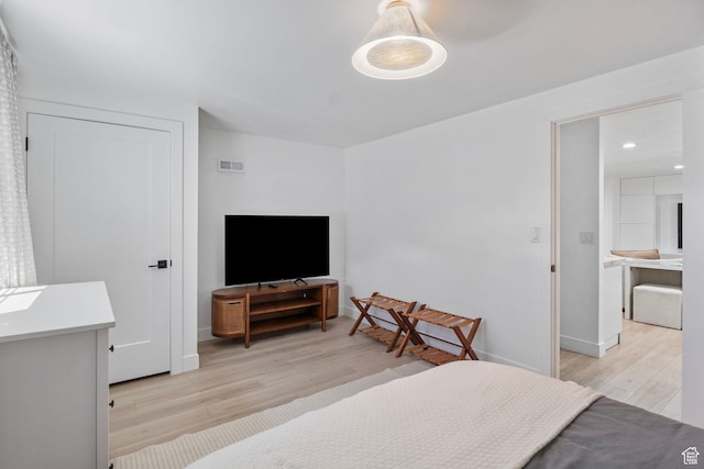 bedroom featuring baseboards, visible vents, light wood-style flooring, and recessed lighting